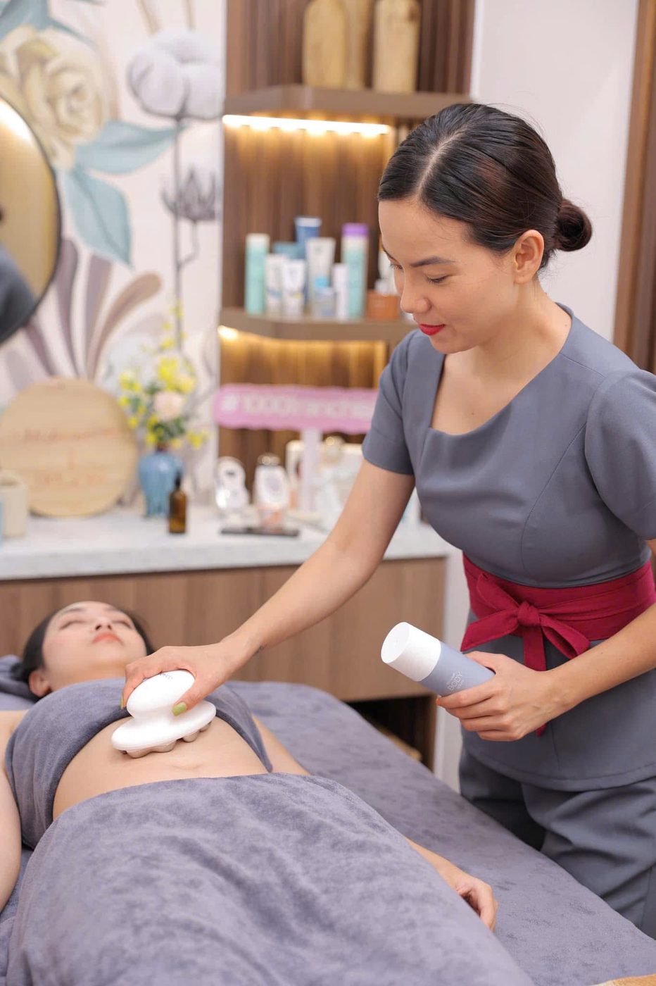 Kim - Founder Mini HomeSpa đang chăm sóc khách với máy Adaptive Microcurrent