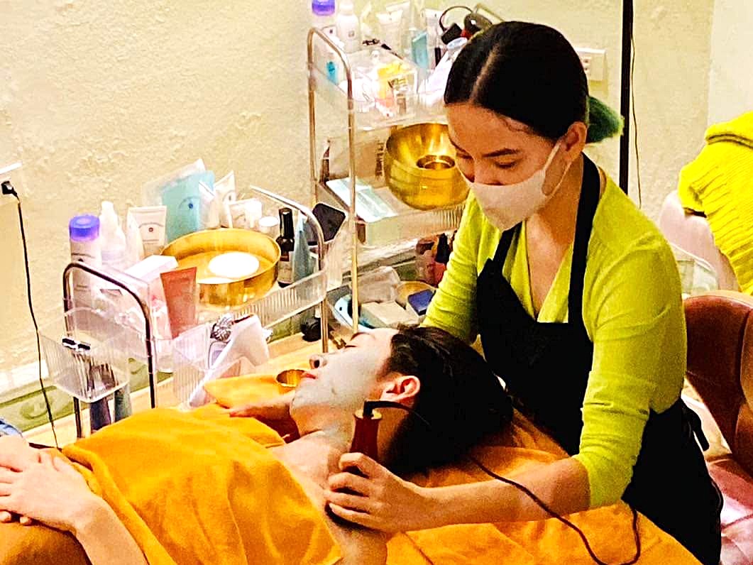 Cô chủ trực tiếp chăm sóc khách trong spa